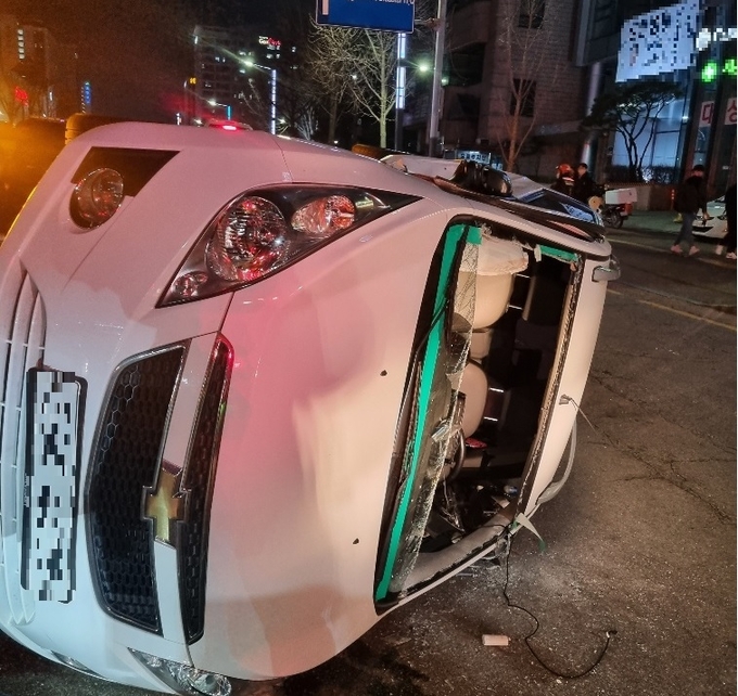 20일 저녁 8시쯤 인계동 한 도로에서 발생한 차량 전복 사고에서 30대 여성 운전자가 소방당국에 의해 구조됐다. (사진=경기도소방재난본부 제공)