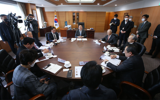 윤석열 대통령 당선인(가운데)이 21일 오전 서울 종로구 통의동 대통령직 인수위원회 사무실에서 경제 6단체장들과 오찬 회동을 하고 있다. (사진=국회사진기자단/연합뉴스 제공)