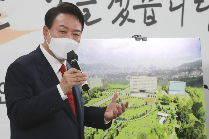 윤석열 대통령 당선인이 20일 오전 서울 종로구 삼청동 대통령직인수위원회 회견장에서 대통령실 용산 이전과 관련해 기자회견을 하고 있다. (사진=국회사진기자단/연합뉴스)