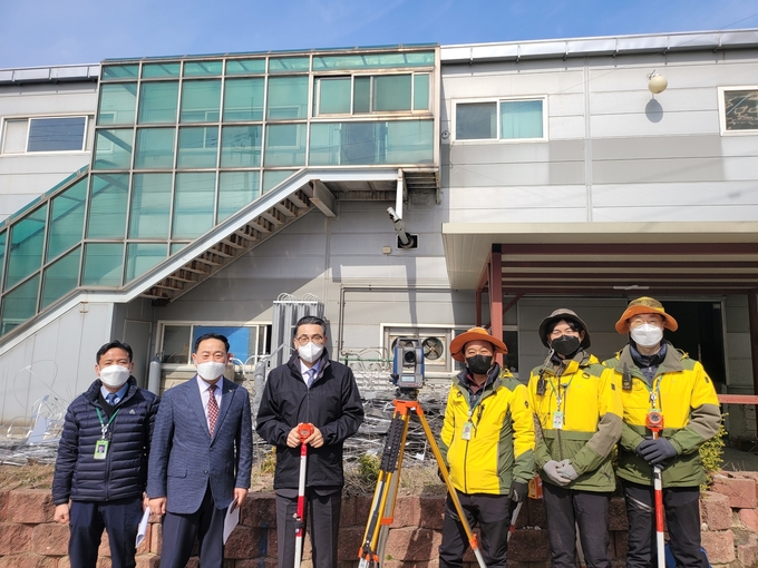 김정렬 사장이 LX화성지사 현장에서 진행된 현장 안전점검 중 직원들을 격려하고 있다. (사진=한국국토정보공사 경기남부지역본부 제공)