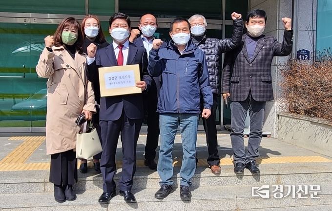 후보등록을 마친 후 선관위 정문 앞에서 화이팅을 외치고 있다. (사진=문석완 기자)