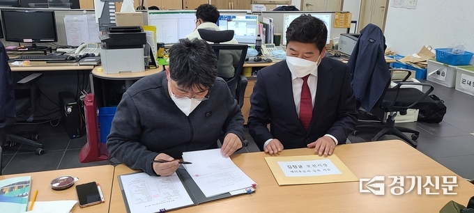 김창균 후보의 서류를 선관위 관계자가 검토하고 있다. (사진=문석완 기자)