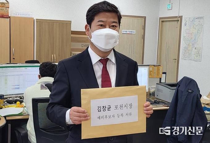 김창균 후보가 기자들을 위해 포즈를 취해 주었다. (사진=문석완 기자)