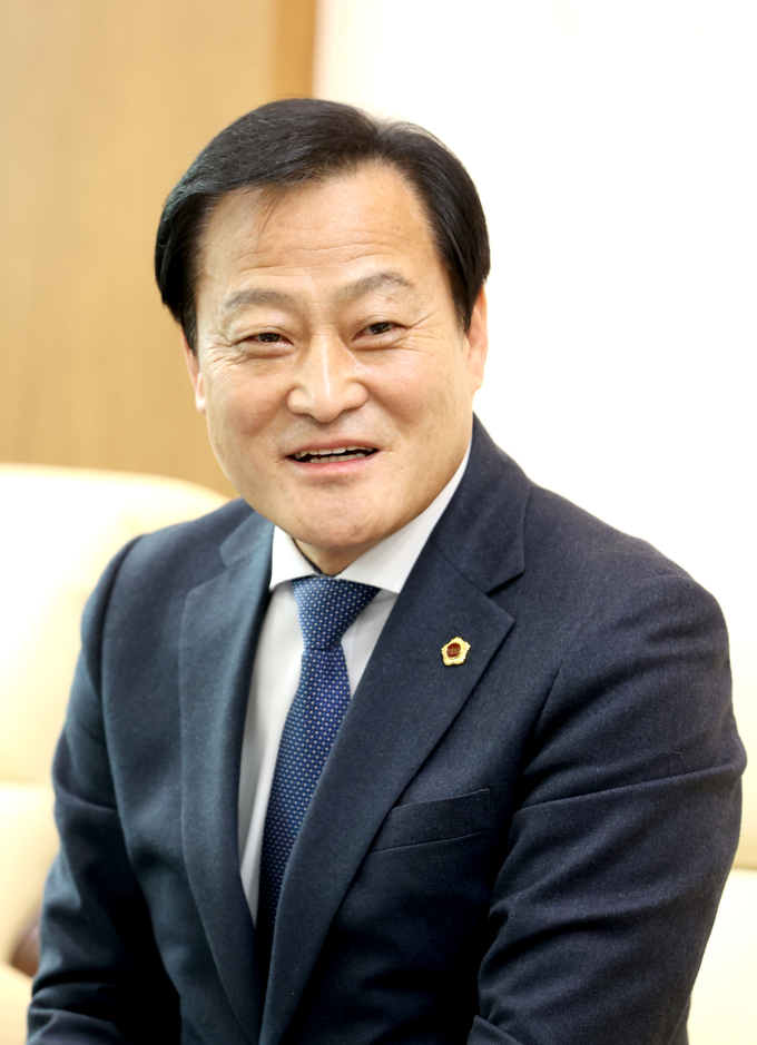 21일 장현국 경기도의회 의장(민주·수원7)이 경기도의회 신청사 의장실에서 수원특례시장 출마 인터뷰를 하고 있다. (사진=경기신문)