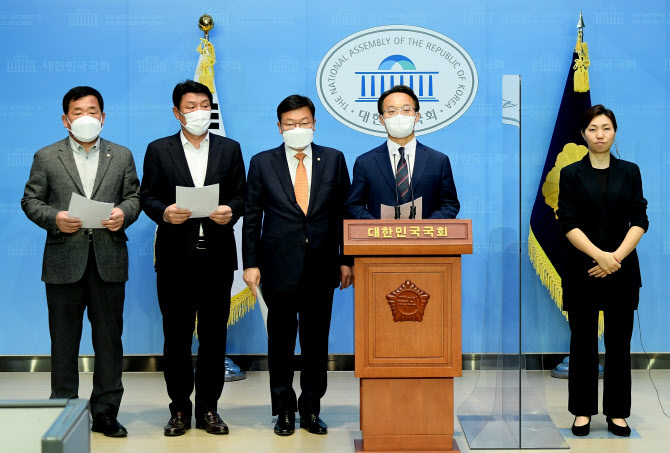 국민의힘 조해진 의원 및 국민의힘 정개특위 위원들이 지난 16일 기자회견에서 광역의원 정수조정 및 선거구획정 관련 입장을 밝혔다. 사진=연합뉴스 제공)
