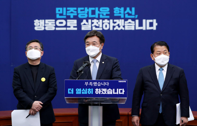 더불어민주당 윤호중 공동비상대책위원장이 지난 20일 선거구 획정 관련 입장을 밝혔다. 왼쪽부터 김성환 정책위의장, 윤 공동비대위원장, 김병주 의원 (사진=연합뉴스 제공)