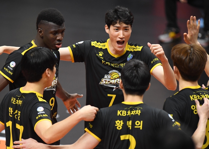 프로배구 V리그 남자부가 정규리그 종료까지 팀 당 2~4경기를 남겨둔 가운데 치열한 순위 다툼을 벌이고 있다. 사진은 정규리그 1위를 노리고 있는 의정부 KB손해보험 선수들의 모습. (사진=한국배구연맹 제공)