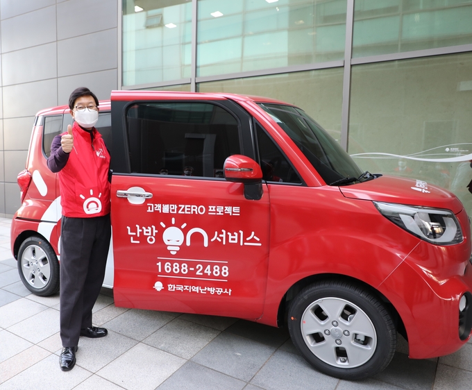 황창화 사징이 난방 ON 서비스 차량에서 화이팅을 하고 있다. (사진=한국지역난방공사 제공)