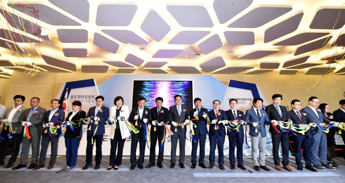 지난 2019년 5월 27일 아트센터 인천에서 열린 송도 워터프런트 건설공사 기공식 참석자들이 테이프를 자르고 있다. 