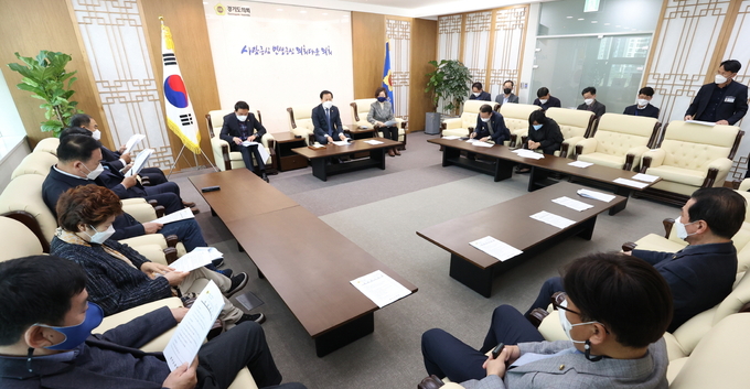 장현국 경기도의회 의장은 21일 의장 접견실에서 ‘의장단·위원장단·교섭단체대표 정담회’를 열었다. (사진=경기도의회 제공)
