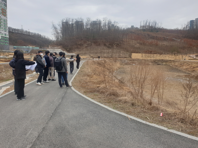 시흥시는공공주택지구 조성사업 2단계 준공을 앞둔 시흥장현 공공주택지구 내 공공시설물 점검을 위해 한국토지주택공사, 시흥시청, 입주민과 함께 시민점검단을 구성해 합동점검을 펼쳤다.(사진=시흥시 제공)