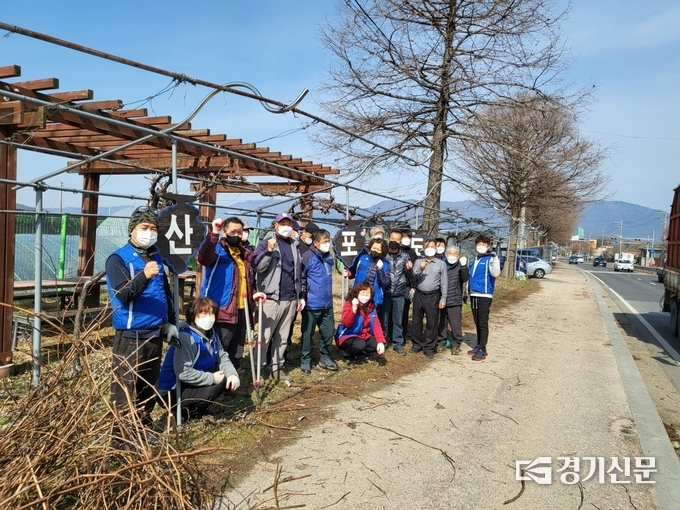 가산면 주민자치위원회 위원들이 포도나무 가로수길을 정비했다. (사진=포천시 제공)