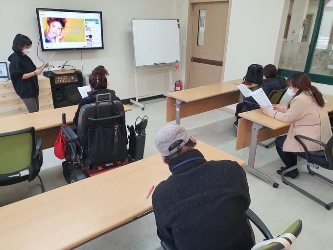  장애인 하모니카 프로그램 참여자들이 파주시장애인종합복지관에서 교육을 받고 있다.(사진=파주시 제공)