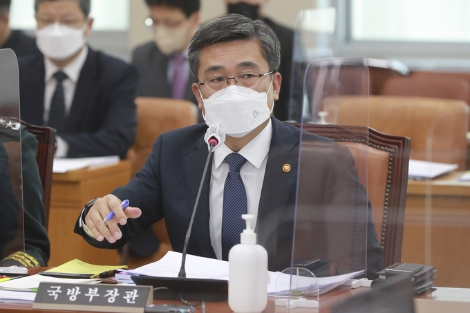 서욱 국방부 장관이 22일 오전 서울 여의도 국회에서 열린 국방위원회 전체회의에서 의원 질의에 답변하고 있다. 이번 전체회의에서는 국방부 등 청사 이전 관련 긴급 현안보고가 진행됐다. (사진=국회사진기자단/연합뉴스 제공)