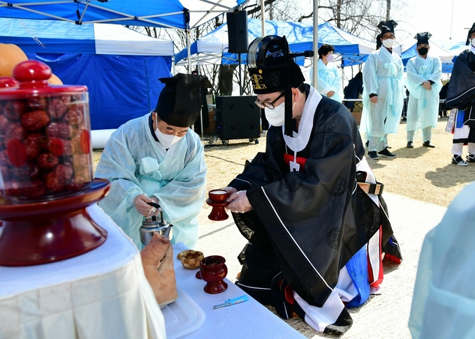 파주 농업 풍년 및 화합 위한 시산제에서 최종환 시장이 잔을 올리고 있다.(사진=파주시 제공)