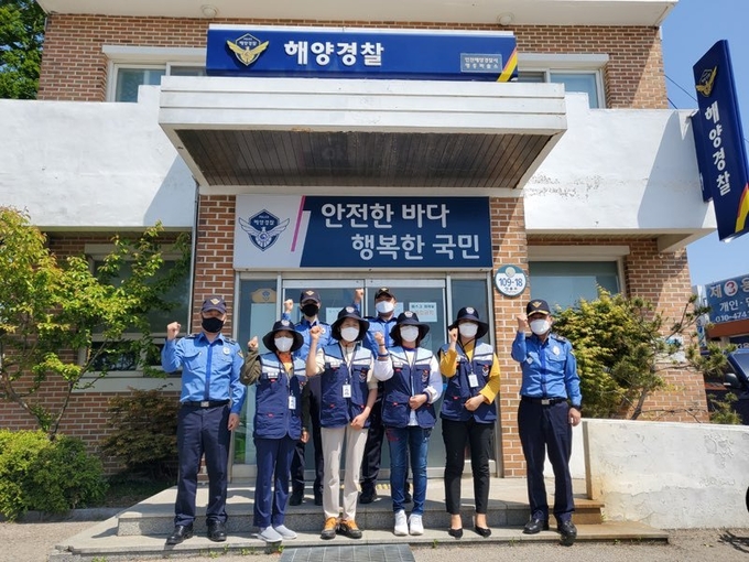 인천해경 영흥파출소에서 연안안전지킴이들이 함께 파이팅을 하고 있다. ( 사진 = 인천해경 제공 )