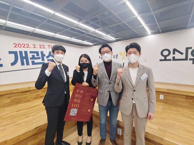 국민의힘 이재철 예비후보가 오산청년커뮤니티(오청커)' 청년들을 만나 소통의 시간을 가지고 있다.(사진=이재철 선거사무실 제공)