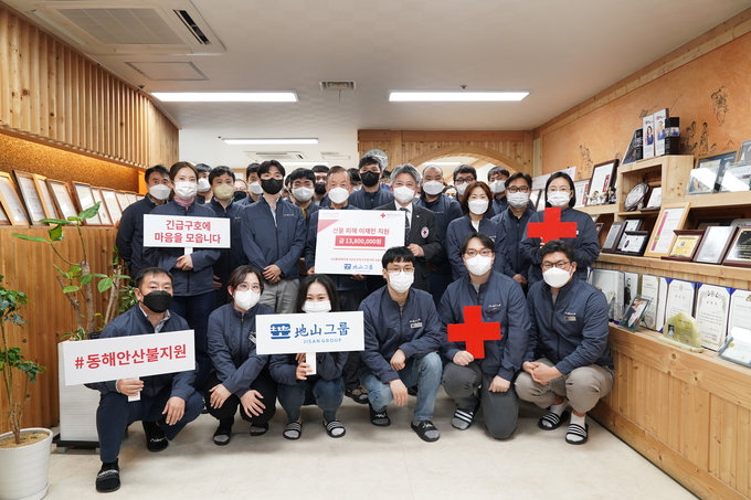 용인에 위치한 지산그룹 회장실에서 열린 성금 전달식에 경기적십자 손일수 사무처장이 방문해 한주식 회장으로부터 성금을 전달받았다. (사진=대한적십자사 경기도지사 제공)