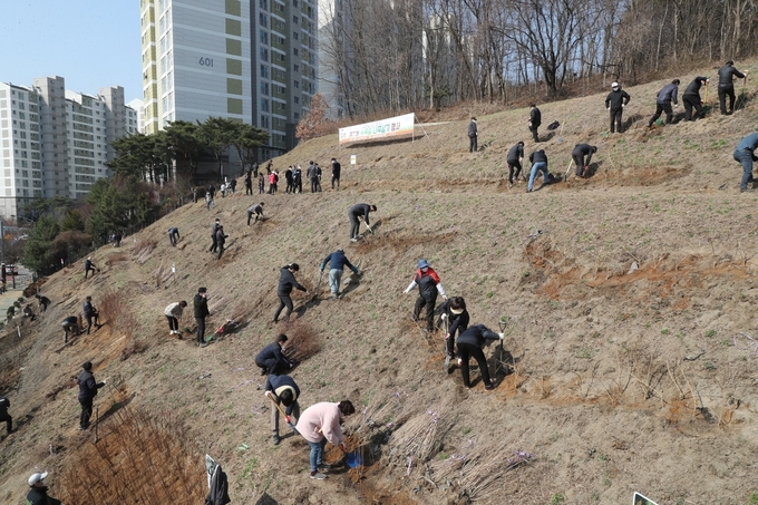 군포시는 제77회 식목일을 앞두고 22일 기후변화 대응과 탄소중립을 주제로 식목일 기념 나무심기 행사를 가졌다.(사진=군포시 제공)