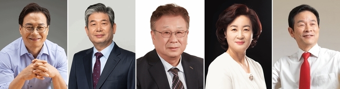 왼쪽부터 이대형 경인교대 교수, 최계운 인천대 명예교수, 허훈 전 인천하이텍고 교장, 박승란 전 숭의초 교장, 권진수 교육포럼 체덕치 대표. ( 사진 = 경기신문DB )