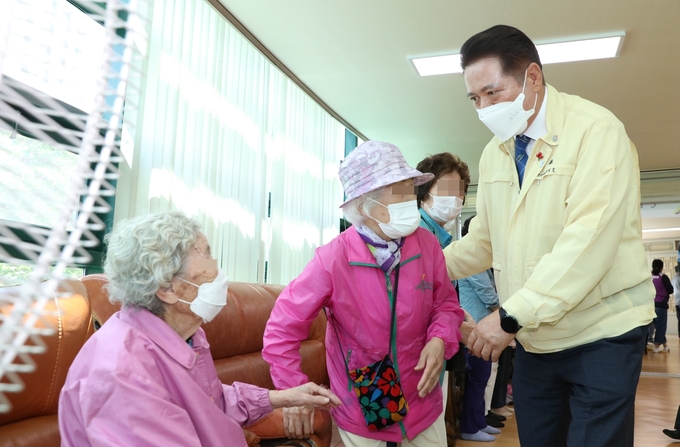 최대호 안양시장이 노인들에게 2025년 치매병원 건립을 설명하 고있다.(사진=안양시 제공)