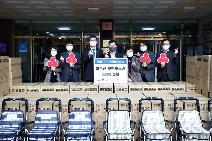 동구와 동구지역사회보장협의체는 어르신 보행보조기 300대를 지원했다. ( 사진 = 동구 제공 )