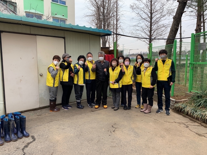 사랑의 텃밭 가꾸기 발대식을 마친 선학동 협의체 위원들이 파이팅을 하고 있다. ( 사진 = 연수구 제공 )