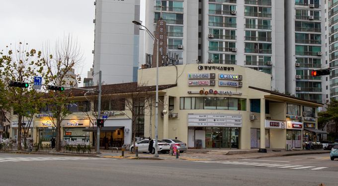 지난해 간판개선사업 후 경남아너스빌 상가 건물. (사진=성남시 제공)
