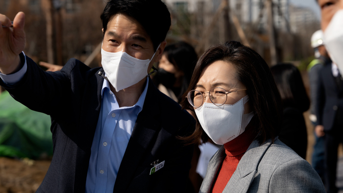 은수미 시장이 분당~수서간 도시고속도로 소음저감시설 설치공사 현장을 둘러보고 있다. (사진=성남시 제공)