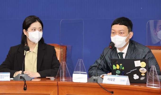 이대호 성남시장 예비후보(사진 오른쪽)가 박지현 공동비상대책위원장 등이 참석한 간담회에서 모두발언을 하고 있다. (사진=이대호 예비후보 제공)