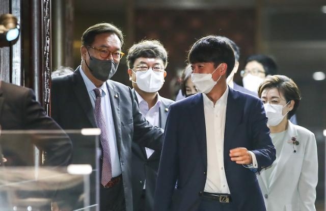 이준석 국민의힘 대표(오른쪽)와 정진석 공관위원장 (사진=연합뉴스 제공)