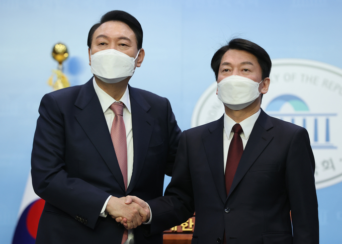 국민의힘 윤석열 대선 후보와 국민의당 안철수 대선 후보가 3일 오전 국회 소통관에서 단일화 기자회견을 마치며 악수하고 있다. (사진=국회사진기자단/연합뉴스)