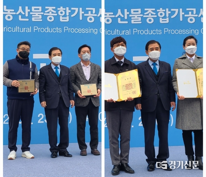 준공식에서는 감사패 증정과 표창 수여도 있었다. (좌) (주)리코이엔씨 남상철 대표(완쪽)와 (주)크린택 이재완 대표(오른쪽)가 감사패를 받았다. (우) 건축과 이종일 씨(왼쪽)과 농업지원과 장은하 씨(오른쪽)가 표창장을 받았다. (사진=문석완 기자)