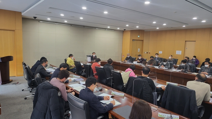판교 대장지구 공공시설 인계인수 협의체 3차 총괄 회의가 장영근 부시장과 최현백 시의원, 각 사업부서, 대장지구 각 단지 입주자대표 그리고 성남의 뜰 관계자 등이 참석한 가운데 지난달 23일 성남시청에서 진행되고 있다. (사진=성남시의회 최현백 의원 제공)