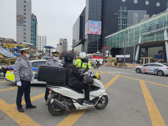 안양만안경찰서는 경찰관기동대와 합동으로 이륜차 특별단속을 실시하고 있다.(사진=안양만안경찰서 제공)