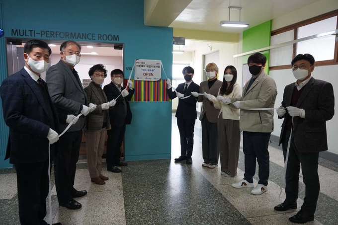 오산대학교는 지난 22일 허남윤 총장을 비롯하여 각 행정부서의 처·단장, 총학생회 등이 참석한가운데 전문대학 혁신지원사업 교육환경 개선 시설 오픈식 개최했다.(사진=오산대학교 제공)