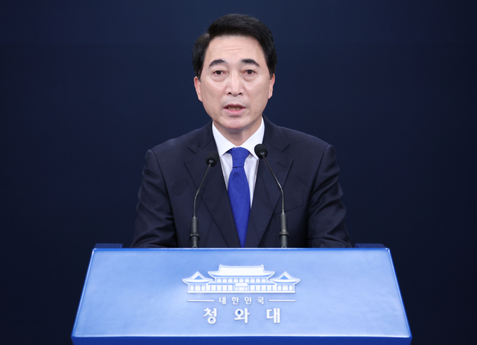 박수현 청와대 국민소통수석이 24일 청와대 춘추관에서 문재인 대통령이 윤석열 당선인과의 청와대 회동 관련 다른 이 말듣지 말고 당선인이 직접 판단해야 한다고 말했다고 밝히고 있다. (사진=연합뉴스 제공)