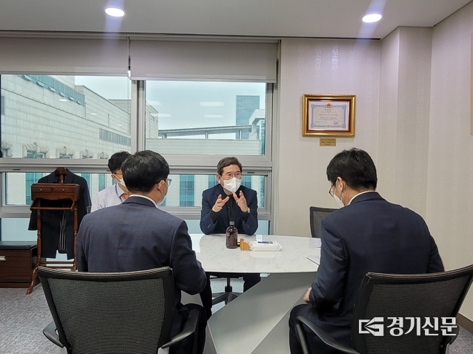 국민의힘 김학용 의원이 국세청 간부들과 안성 세무지서 신설에 관한 업무 협의를 하고있다.(사진=김학용 의원실)