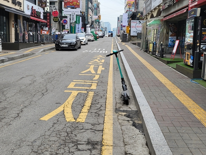 장소를 불문하고 세워져있는 전동킥보드가 애물단지로 전락해 버렸다. (사진= 이명호 기자)
