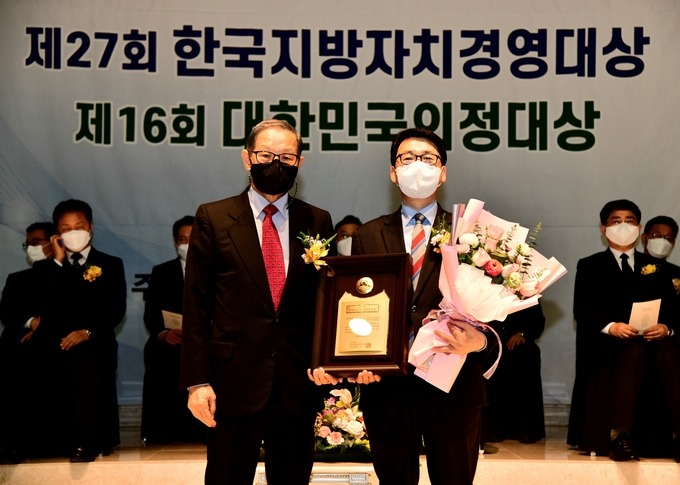 파주시가 한국지방자치경영대상 ‘종합대상’을 수상했다. 사진은 상패를 들고 있는 최종환 시장.(사진=파주시 제공)