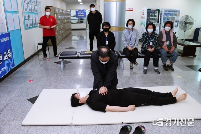 포천도시공사에서 마홀수영장 직원들을 대상으로 심폐소생술 교육을 진행했다. (사진=포천도시공사 제공)