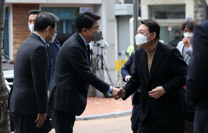 윤석열 대통령 당선인이 14일 오전 서울 종로구 통의동 금융감독원 연수원에 마련된 당선인 집무실로 출근하며 장제원 비서실장과 악수하고 있다. (사진=국회사진기자단/연합뉴스)