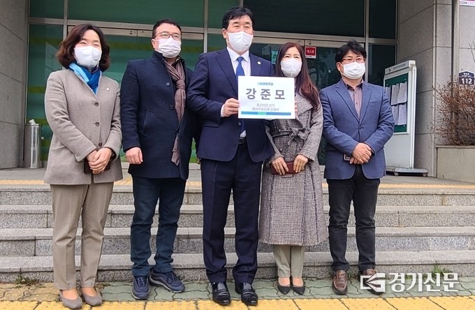 강준모 의원이 예비후보 등록을 한 후 지지자들과 함께 기념촬영하고 있다 (사진=문석완 기자)