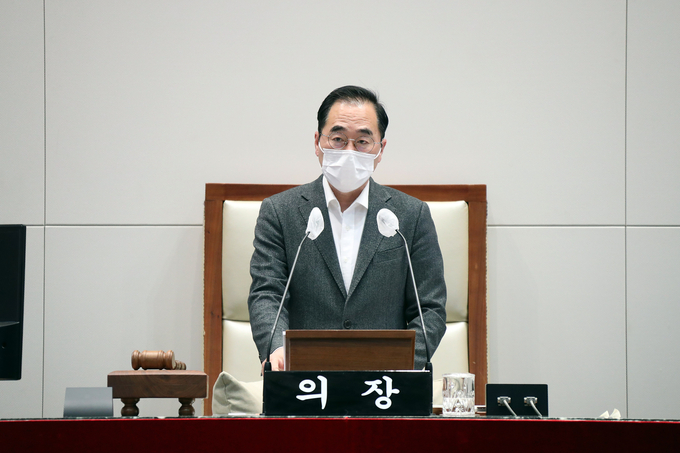 윤창근 의장이 제271회 임시회 제2차 본회의에서 폐회사를 하고 있다. (사진=성남시의회 제공)