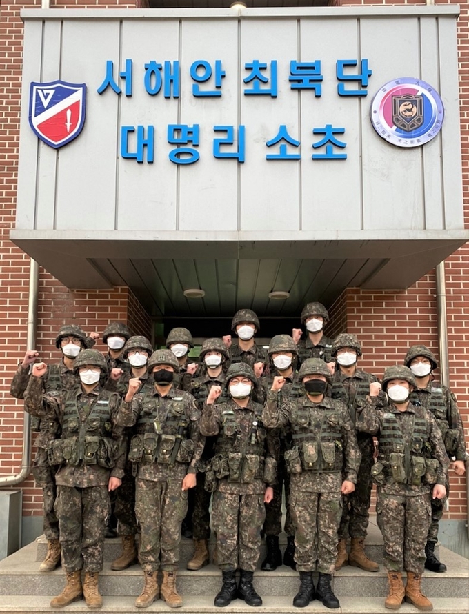 17사단 뇌전대대 장병들이 파이팅을 외치고 있다. ( 사진 = 17사단 제공 )