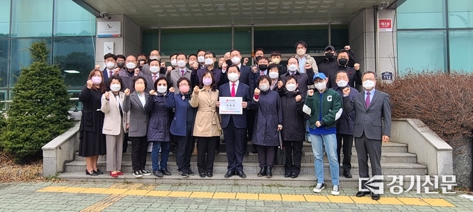 이 전 의장이 예비후보 등록을 마친 후 선관위 앞에서 지지자들과 기념촬영하고 있다. (사진=문석완 기자)