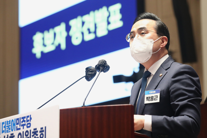 더불어민주당 박홍근 신임 원내대표 후보가 24일 오후 서울 여의도 국회에서 열린 제3기 원내대표 선출을 위한 의원총회에서 후보자 정견 발표를 하고 있다. (사진=국회사진기자단/연합뉴스 제공)