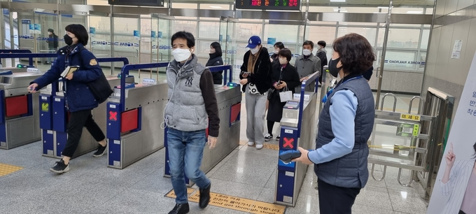 한국철도 수도권광역본부 부정승차 단속 및 올바른 전철 이용문화 조성을 위한 계도 활동 시행하고 있다.