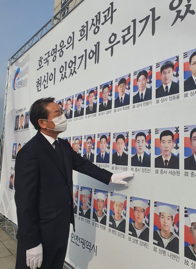 유정복 예비후보가 월미공원 충혼탑을 돌아보며 희생용사들의 정신을 기리고 있다. ( 사진 = 유정복 예비후보실 ) 