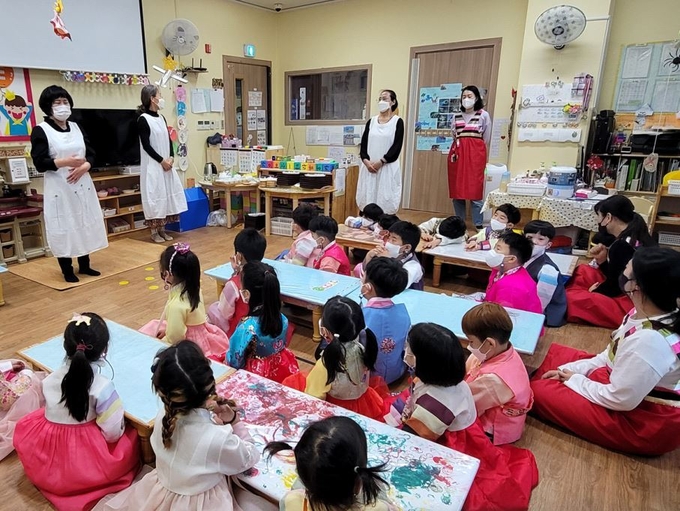 파주시가 다(茶)함께 차차차! 다도교육 프로그램을 운영한다. 사진은 다오교육수강생들의 현장 교육 모습(사진=파주시 제공)